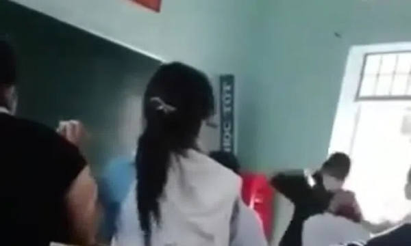 Nữ sinh ở Đắk Lắk bị kỷ luật vì dùng mũ bảo hiểm đánh bạn nam trong lớp học