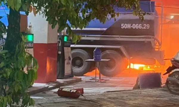 Tiếp nhiên liệu vào bể chứa cây xăng, xe bồn bốc cháy ngùn ngụt
