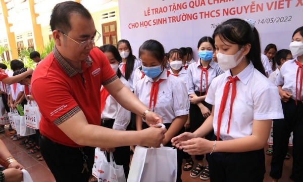 Dai-ichi Life Việt Nam tặng quà chăm sóc sức khỏe và dinh dưỡng cho học sinh tại tỉnh Phú Yên