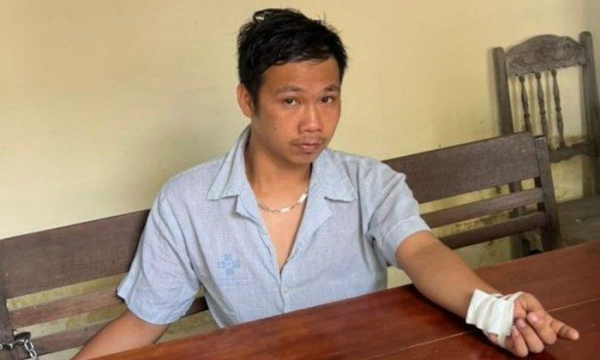 Bắt tạm giam kẻ cầm dao chém công an rồi châm lửa đốt xe