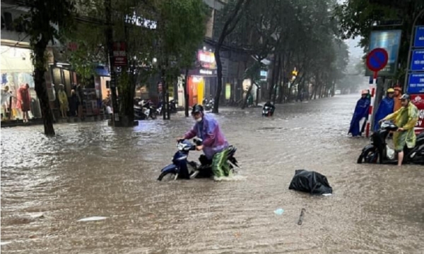 Loạt ảnh đường phố Hà Nội ngập lụt, ô tô chết máy giữa dòng nước