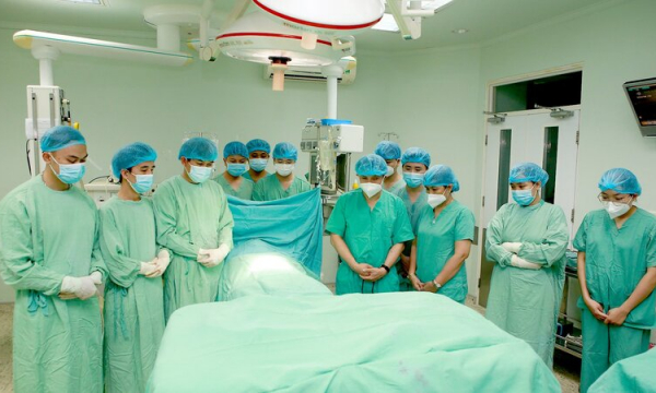 Y bác sỹ tiễn biệt người hiến tạng sau khi chết não đầu tiên ở miền Trung - Tây Nguyên