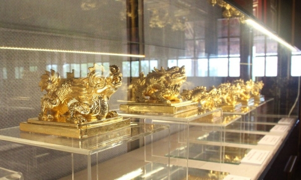 Vào Đại Nội Huế xem phiên bản Kim ấn triều Nguyễn bằng gốm thếp vàng