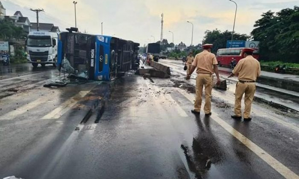 Tin tức tai nạn giao thông ngày 21/6: Xe khách lật nhào trên quốc lộ 1, khiến nhiều người thương vong