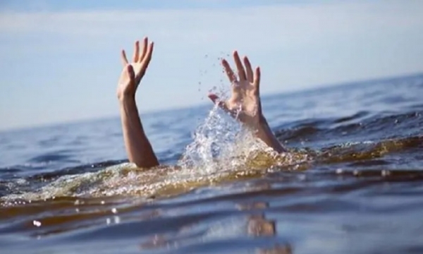 Bé trai chết đuối ở hồ bơi trong khu du lịch