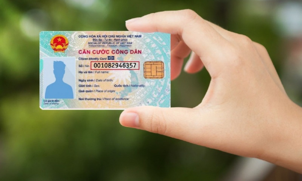 Đình chỉ công tác cán bộ Công an để xác minh việc nhận 'làm nhanh' CCCD