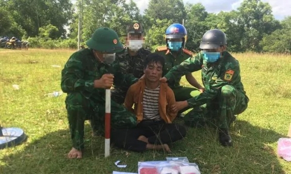 Bắt đối tượng vận chuyển 6 nghìn viên ma túy về Việt Nam