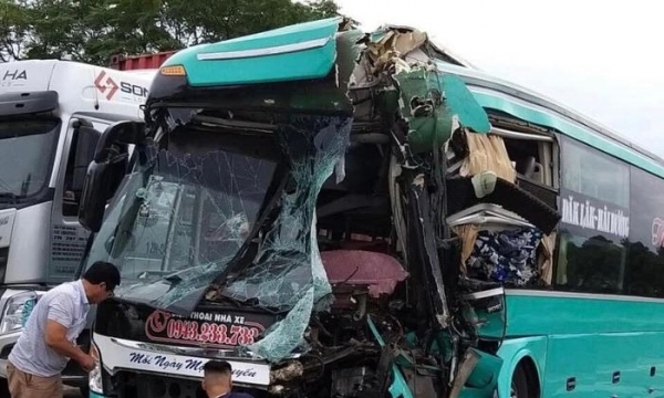 Tin tức tai nạn giao thông ngày 2/7: Đâm đuôi container, tài xế xe khách mắc kẹt trong cabin