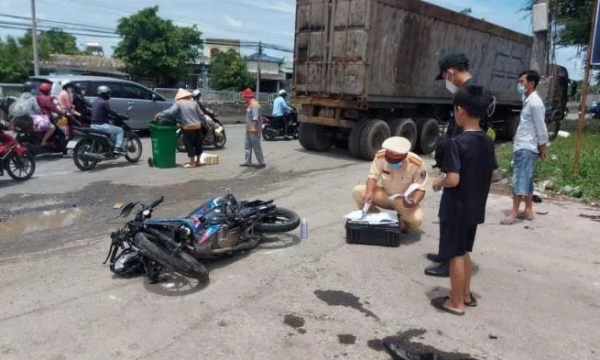 Tin tức tai nạn giao thông ngày 10/7: Thanh niên bất tỉnh tại chỗ sau va chạm xe container