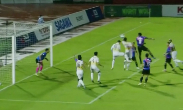 Cầu thủ Bình Định ghi bàn bằng tay ở V-League