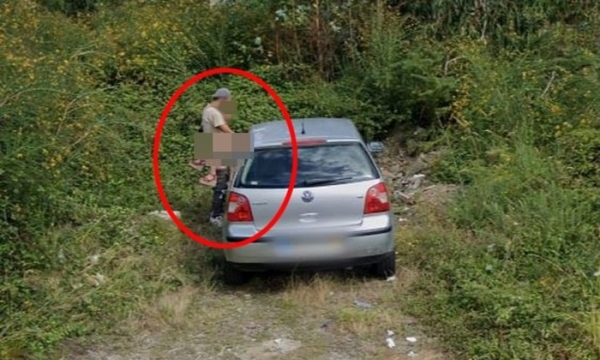 Cặp đôi lái xe vào bãi cỏ ven đường để 'hành sự', không ngờ vẫn bị camera của Google Maps 'tóm gọn'