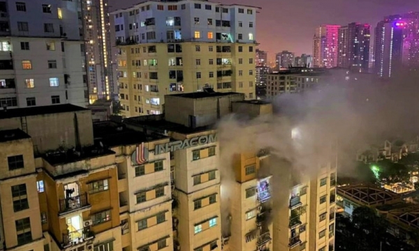 Cháy chung cư ở Hà Nội lúc nửa đêm, người dân lo lắng tháo chạy