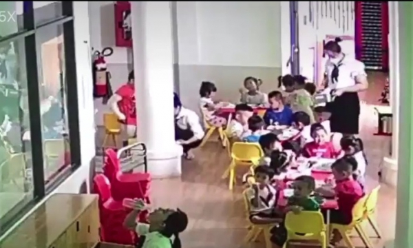 Xôn xao video bảo mẫu bốc cơm dưới nền nhà cho trẻ ăn