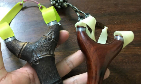 Mâu thuẫn chuyện đổ rác, hai người đàn ông dùng súng cao su bắn nhau gây thương tích
