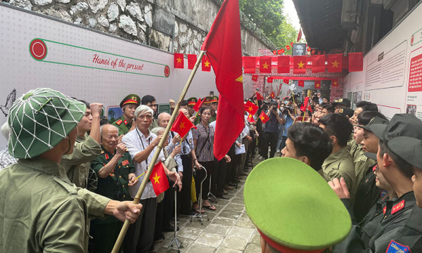 Tái hiện không khí Ngày Giải phóng Thủ đô tại Trưng bày ''Khúc ca khải hoàn''