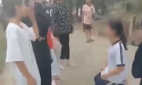 Nhóm nữ sinh túm tóc, kéo lê, đánh hội đồng bạn cùng trường