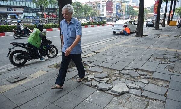 Đá vỉa hè ở Hà Nội 'tự vỡ' do mưa: Câu trả lời chưa thể làm hài lòng dư luận