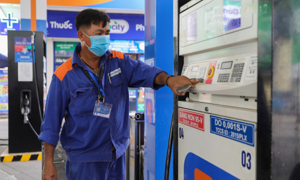 Giá xăng giữ nguyên, giá dầu giảm mạnh sau 2 lần tăng liên tiếp