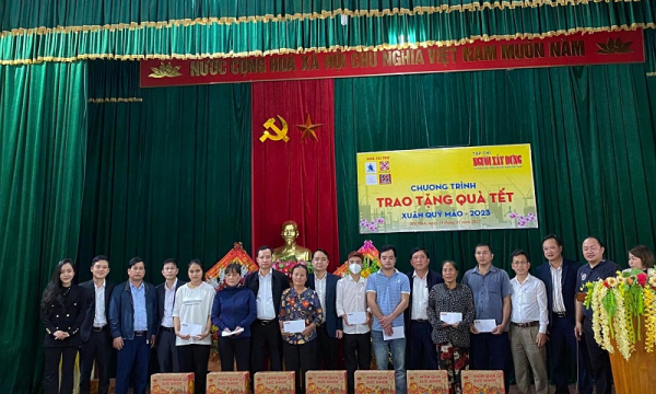 Tạp chí Người Xây dựng tặng quà Tết cho đồng bào nghèo ở Hà Tĩnh
