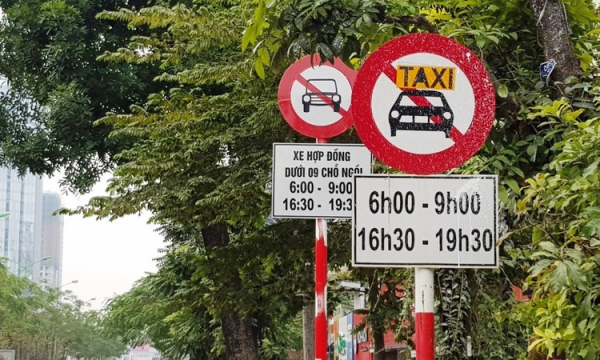 Sở GTVT Hà Nội sẽ xem xét việc bỏ biển cấm taxi