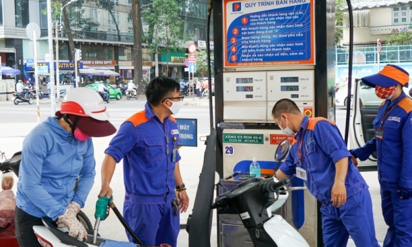 Giá xăng dầu đồng loạt giảm nhẹ sát với diễn biến thị trường thế giới