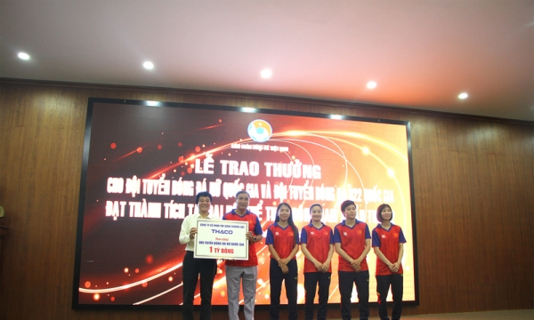 THACO trao tặng 1 tỷ đồng cho Đội bóng đá nữ Quốc gia vô địch tại SEA Games 32