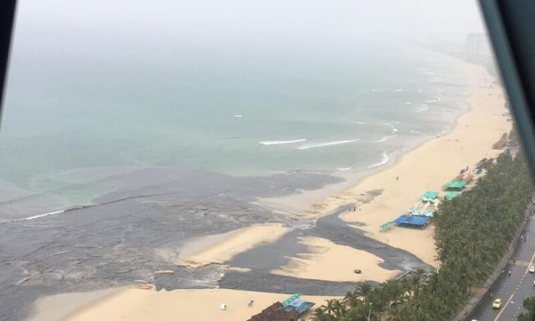 Phát hoảng với dòng nước đen xả thẳng ra bãi biển Đà Nẵng