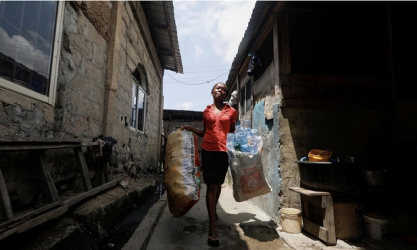 Độc đáo sáng kiến 'Đổi rác thải nhựa thay học phí' tại Nigeria