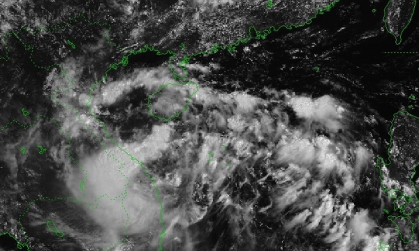 Áp thấp nhiệt đới tiến thẳng vào miền Trung, gây mưa lớn