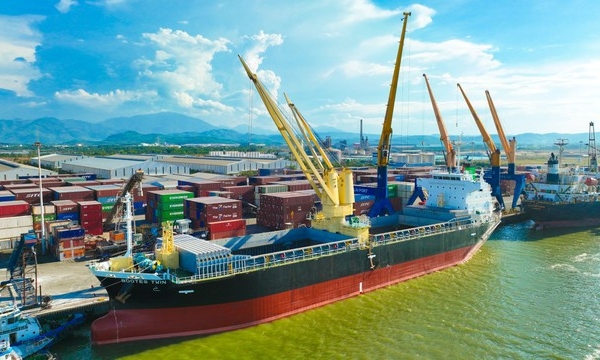 Cảng Chu Lai đón tàu lớn và nâng cao hiệu suất khai thác hàng rời