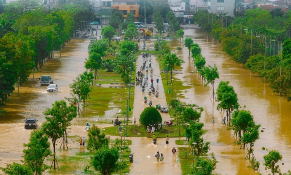 Hơn 16.000 ngôi nhà bị ngập, 2 người chết và mất tích do mưa lũ tại Huế