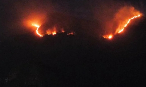 Cháy lớn trên núi Cô Tiên ở Nha Trang