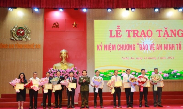 Nghệ An: Tổ chức lễ trao tặng Kỷ niệm chương 'Bảo vệ An ninh Tổ quốc'