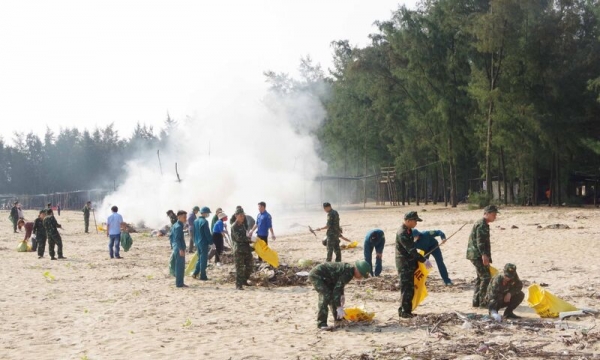 Thừa Thiên Huế: Ra quân Ngày Chủ nhật xanh chung tay vệ sinh môi trường biển