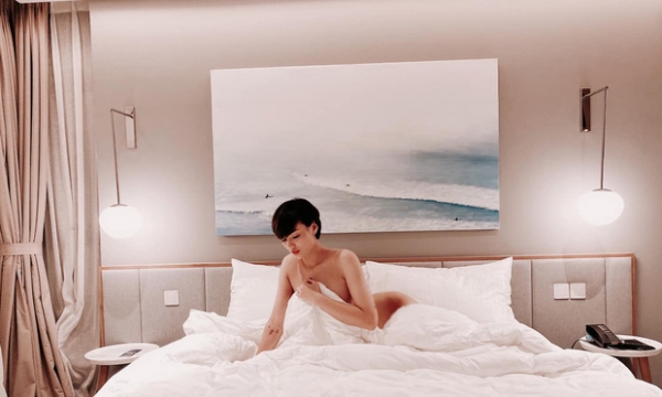 Hồng Quế lại khiến dân mạng 'nóng mắt' khi tung ảnh bán nude táo bạo trên giường ngủ