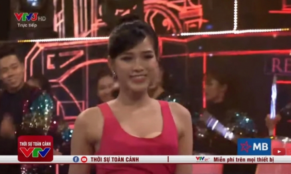 Catwalk trên sóng truyền hình, Hoa hậu Đỗ Thị Hà vô tình để lộ hình ảnh kém duyên
