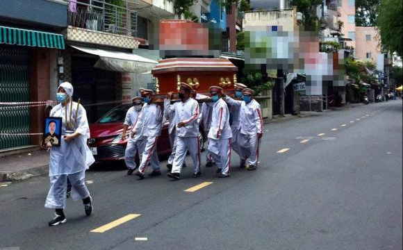 Phi Thanh Vân nén đau buồn ôm di ảnh mẹ ruột đi hỏa táng trong mùa dịch