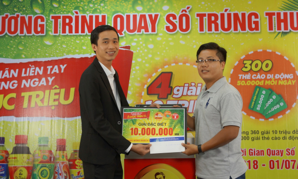 Đôi vợ chồng trẻ trúng thưởng 10 triệu đồng khi uống Trà xanh Không độ