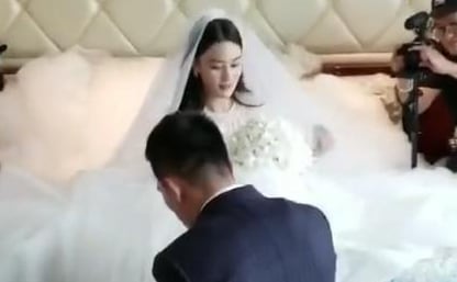 Chồng xỏ giày cho Trương Hinh Dư trong đám cưới