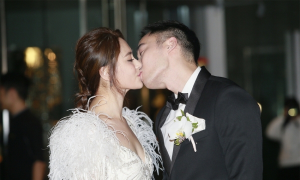 Chung Hân Đồng và chồng trẻ hôn nhau ngọt ngào trong đám cưới cổ tích