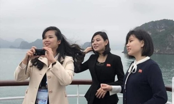 Nữ ca sĩ quyền lực nhất Triều Tiên khoe sắc cùng dàn 'hot girl' trên Vịnh Hạ Long
