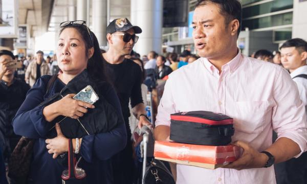 NSND Hồng Vân và bạn thân đưa thi hài Anh Vũ về chùa Ấn Quang