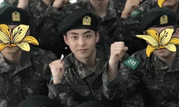 Những hình ảnh đầu tiên của Xiumin (EXO) trong quân đội được tiết lộ