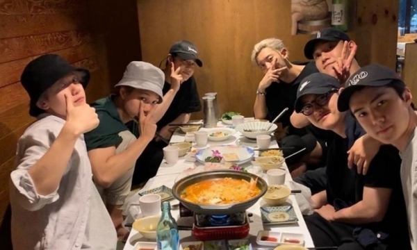 EXO tụ tập ăn uống chia tay D.O lên đường nhập ngũ