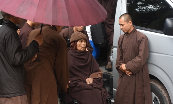 Cận cảnh Thiền sư Thích Nhất Hạnh về Huế sau một tháng ở Làng Mai (Thái Lan)