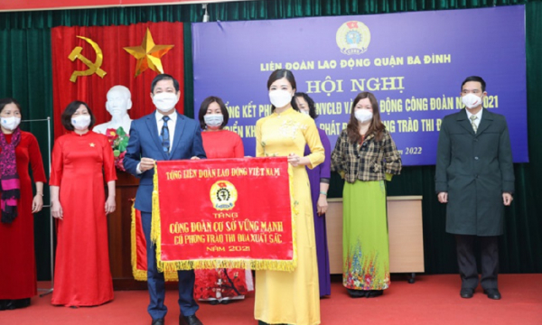 Công đoàn Dược phẩm Tâm Bình vinh dự đón nhận Cờ thi đua của Tổng LĐLĐ Việt Nam