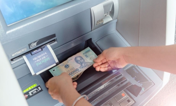 Xử lý cô gái 'nẫng' 48 triệu đồng ở ATM: Lỗi do máy hay do người?