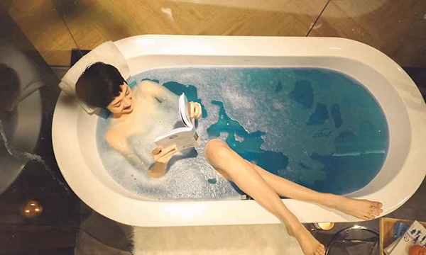 Tránh dịch Covid-19, Bảo Anh ở nhà nude toàn thân, khoe vai trần gợi cảm trong bồn tắm