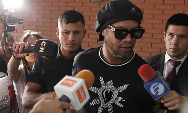 Ronaldinho được tại ngoại sau 32 ngày ‘ăn cơm tù’