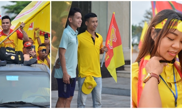 CĐV Nam Định diễu hành qua khách sạn HAGL, Hồng Duy thích thú chụp ảnh cùng NHM